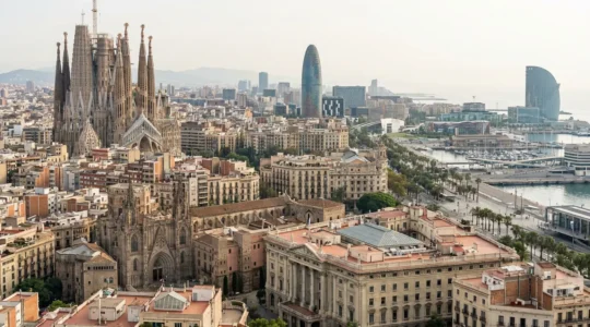 Vista panorámica de Barcelona mostrando diversidad arquitectónica entre barrios y distritos